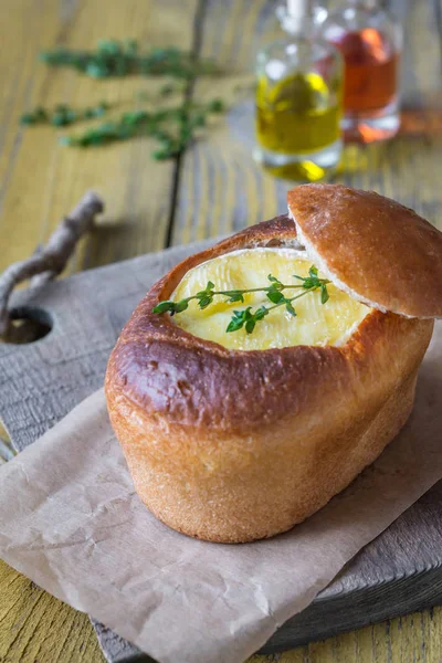 Camembert Bröd Skål Dekorerad Med Färsk Timjan — Stockfoto