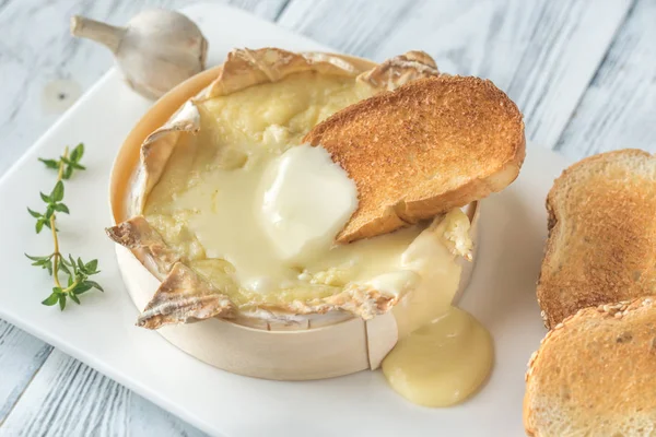 Queso Camembert Horno Con Rebanadas Pan Tostado — Foto de Stock