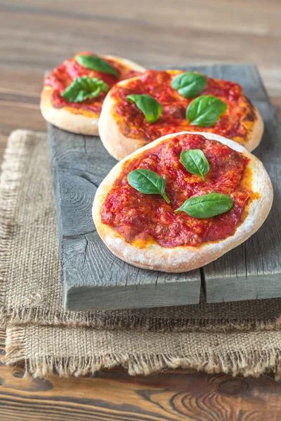 Mini Pizzas Margherita Com Queijo Vermelho Tábua Madeira — Fotografia de Stock