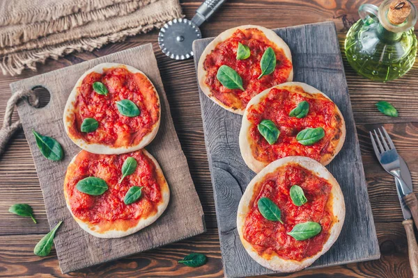 Mini Pizzas Margherita Com Queijo Vermelho Tábua Madeira — Fotografia de Stock