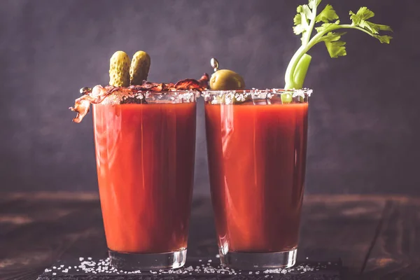 Due Bicchieri Bloody Mary Guarniti Con Cetriolini Gambo Sedano — Foto Stock
