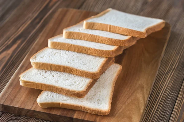 Tahtada Beyaz Ekmek Dilimleri — Stok fotoğraf
