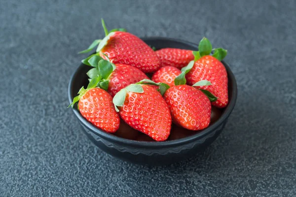 Cuenco Fresas Frescas Mesa Madera — Foto de Stock