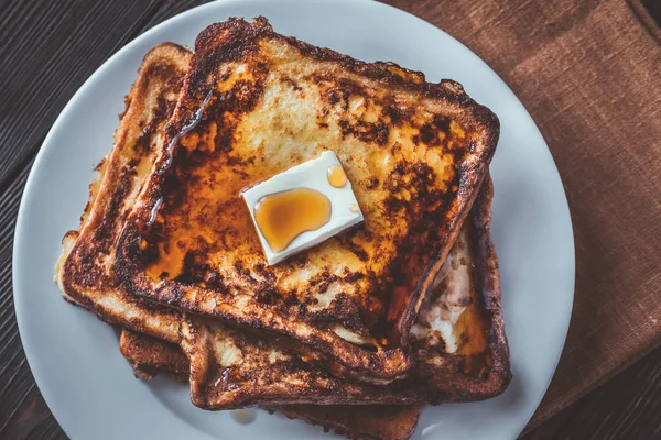 French Toast Mit Butter Und Ahornsirup Auf Dem Weißen Teller — Stockfoto