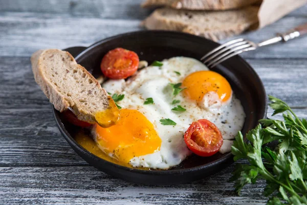 Fried Egg Close View Fried Egg Frying Pan Cherry Tomatoes — Stock Photo, Image