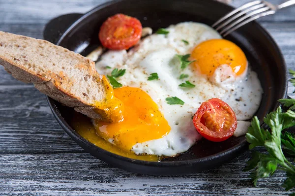 Spiegelei Nahaufnahme Des Spiegeleiers Auf Einer Pfanne Mit Kirschtomaten Und — Stockfoto