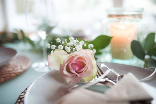 Tavolo Romantico Decorato Una Celebrazione Festiva Con Breve Profondità Campo — Foto Stock