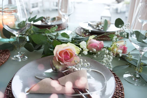 庆祝婚庆的节日餐桌装饰有酒壶和短的场地深度 — 图库照片