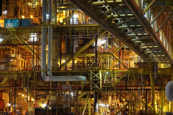 Escena Nocturna Complejo Platcorm Petróleo Gas Con Tanques Tuberías Estructuras —  Fotos de Stock