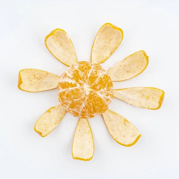 Une Mandarine Pelée Sur Une Surface Blanche — Photo