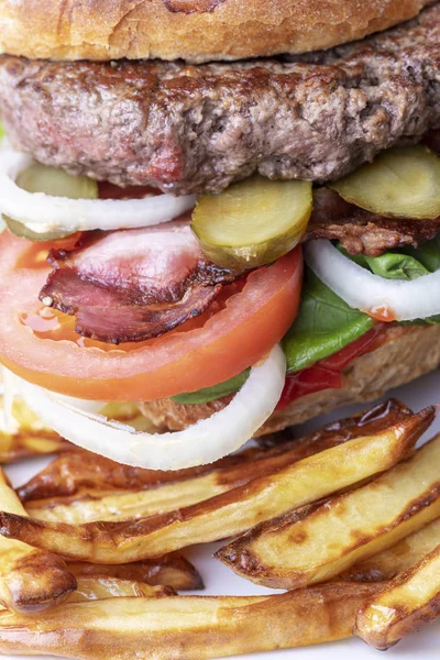 Nahaufnahme Eines Hamburgers Mit Pommes — Stockfoto