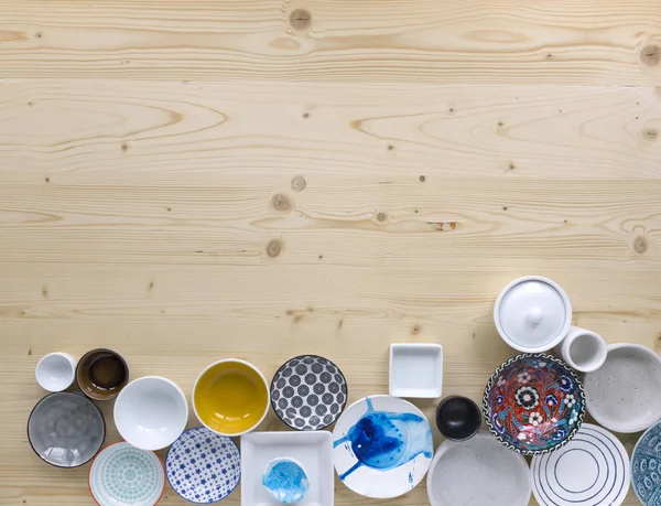 Diferentes Tipos Vajilla Moderna Colorida Blanca Sobre Fondo Madera Clara — Foto de Stock