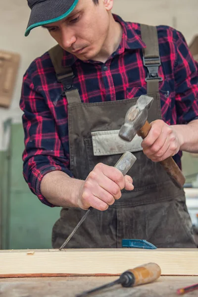 Carpenter Working Chisel Hammer Wooden Workshop Profession Carpentry Manual Woodwork — Stock Photo, Image