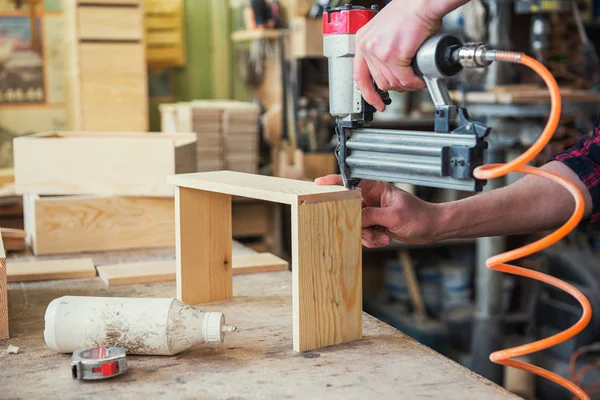 Trabajador Haciendo Caja Madera Profesión Carpintería Carpintería — Foto de Stock