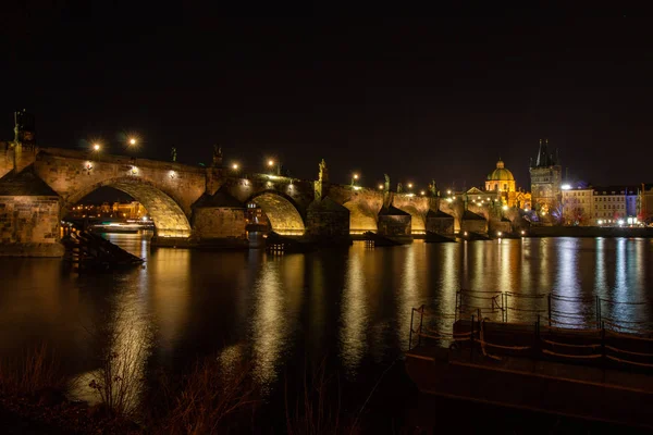从Vltava河穿越布拉格和查尔斯桥 — 图库照片
