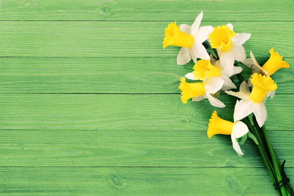 Flores Narciso Sobre Fondo Madera Verde — Foto de Stock