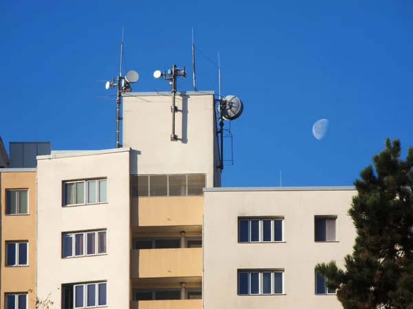 Parte Superior Edificio Residencial Con Antenas Radio Direccionales Montadas Frente —  Fotos de Stock