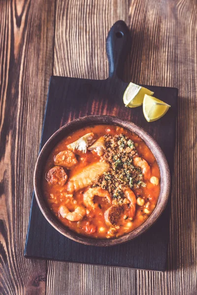 Część Hiszpański Ryb Chorizo Zupa Przybrane Cytryną Klinów Pangrattato — Zdjęcie stockowe