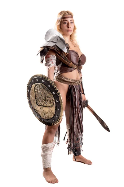 Oude Vrouw Krijger Gladiator Poseren Met Zwaard Schild Geïsoleerd Het — Stockfoto