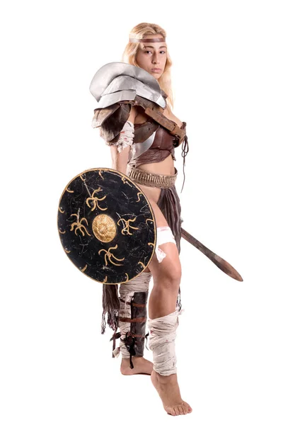 Oude Vrouw Krijger Gladiator Poseren Met Zwaard Schild Geïsoleerd Het — Stockfoto