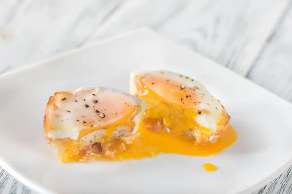 Μπέικον Και Κύπελλα Αυγών Στο Λευκό Πιάτο Διατομή — Φωτογραφία Αρχείου