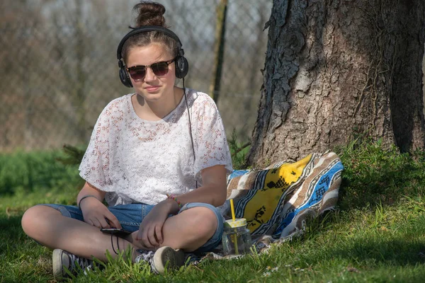 Ayjalá Chica Adolescente Con Gafas Sol Escuchando Música Aire Libre — Foto de Stock