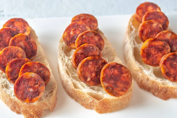 Sandwich Con Chorizo Español Plato Blanco — Foto de Stock