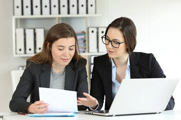 Zwei Führungskräfte Sprechen Gemeinsam Über Dokumente Arbeitsplatz — Stockfoto