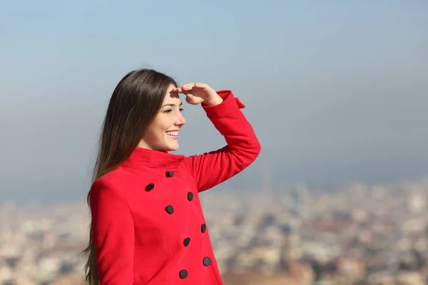 Glückliche Frau Roter Pfadfinderjacke Mit Der Hand Auf Der Stirn — Stockfoto