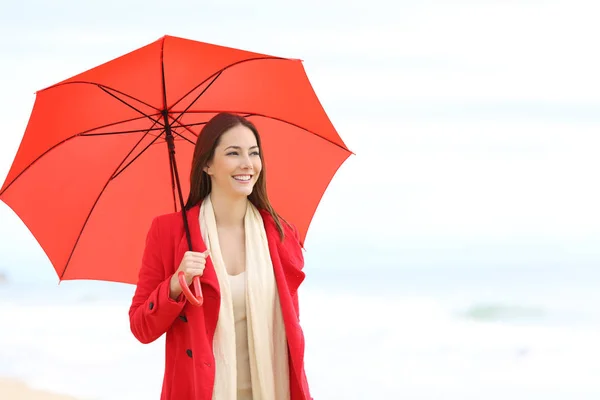 Boldog Asszony Piros Gazdaság Egy Esernyő Séta Tengerparton Egy Esős — Stock Fotó