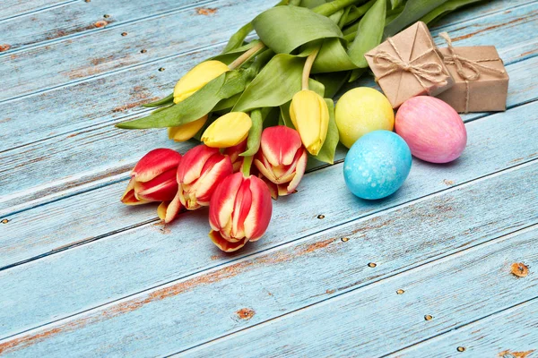 Oeufs Pâques Colorés Dans Panier Boîtes Cadeaux Fleurs Tulipes Printemps — Photo