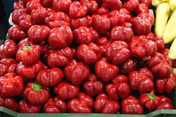 ファーマーズマーケットにおける赤ピーマンのパプリカの山 — ストック写真