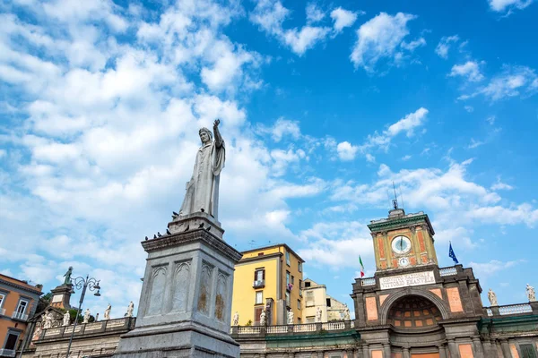 알리기에리의 조각상 이탈리아 나폴리에 피아자 단테의 역사적 건축물 — 스톡 사진