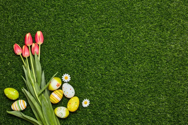 Uova Pasqua Colorate Fiori Primaverili Sfondo Verde Erba Vista Dall — Foto Stock
