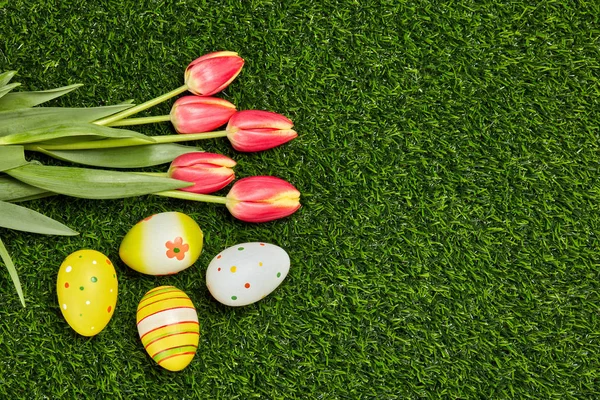 Ovos Páscoa Coloridos Flores Primavera Fundo Grama Verde Vista Superior — Fotografia de Stock