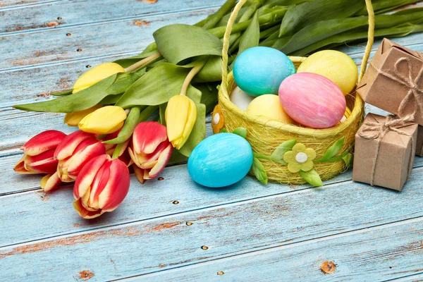 Oeufs Pâques Colorés Dans Panier Boîtes Cadeaux Fleurs Tulipes Printemps — Photo