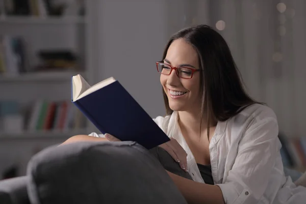 Gelukkige Vrouw Met Brillen Lezen Boek Zittend Een Bank Nacht — Stockfoto