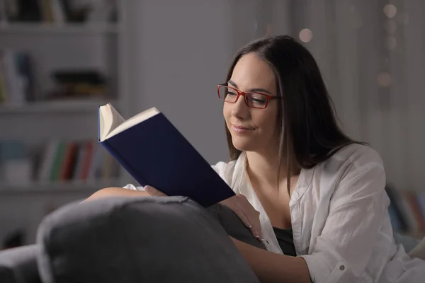 Lady Met Bril Leest Een Boek Zittend Een Bank Nacht — Stockfoto