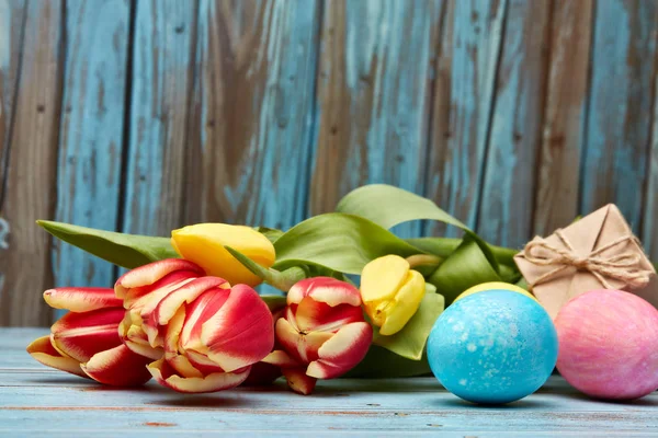 Oeufs Pâques Colorés Boîtes Cadeaux Fleurs Tulipes Printemps Sur Fond — Photo