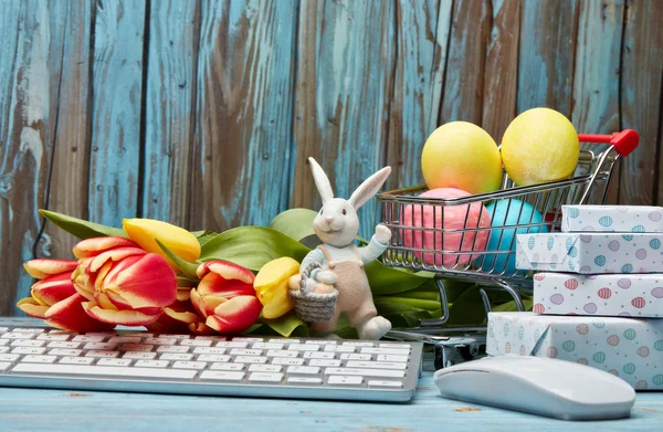 Oeufs Pâques Colorés Dans Chariot Boîtes Cadeaux Lapin Pâques Fleurs — Photo