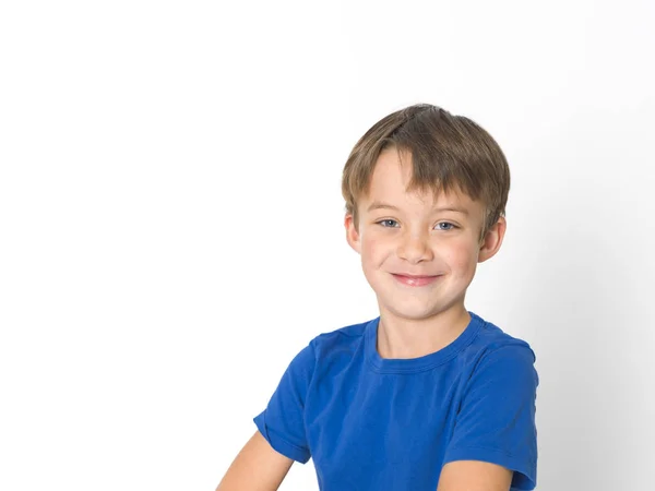 Niño Seis Años Edad Pantalones Rojos Camisa Azul Está Posando —  Fotos de Stock