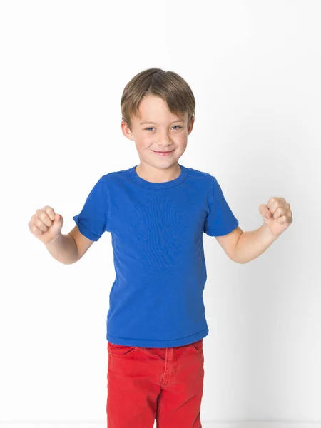 Menino Seis Anos Idade Calças Vermelhas Camisa Azul Está Posando — Fotografia de Stock