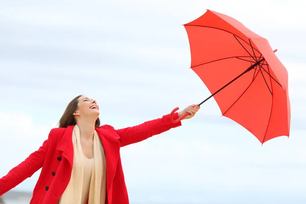 Boldog Asszony Piros Játszik Egy Esernyőt Télen Tengerparton — Stock Fotó