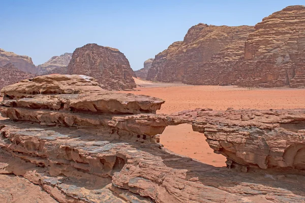 Rocky Arch Μια Απομακρυσμένη Έρημο Στο Wadi Rum Στην Ιορδανία — Φωτογραφία Αρχείου