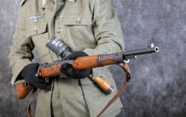 第二次世界大戦中のドイツ兵のライフルと手榴弾 — ストック写真