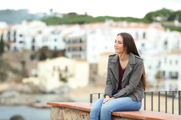 Relaxed Woman Contemplating Views Sitting Ledge Coast Town Vacation — Stock Photo, Image