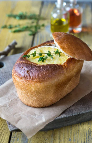 Camembert Bröd Skål Dekorerad Med Färsk Timjan — Stockfoto