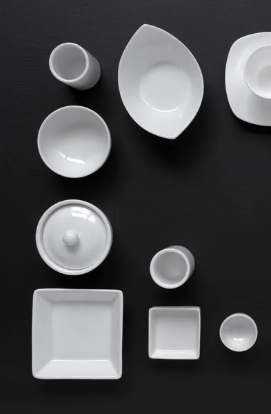 Білий Сучасний Посуд Різних Дизайнах Чорному Тлі Зйомка Студії Денним — стокове фото