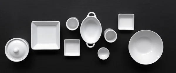 Fehér Modern Asztali Áruk Különböző Formatervezési Mintákban Fekete Háttérrel Nappali — Stock Fotó