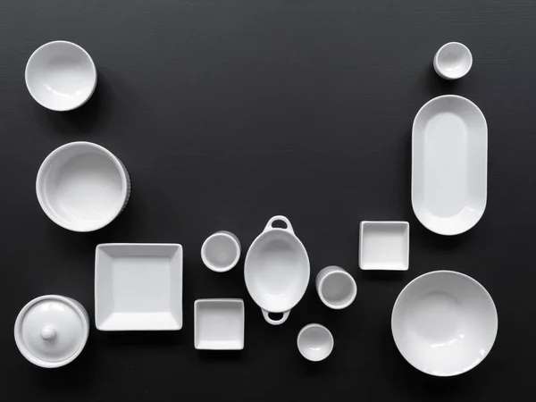 Белый Современная Посуда Различных Конструкциях Черном Фоне Съемки Студии Дневным — стоковое фото